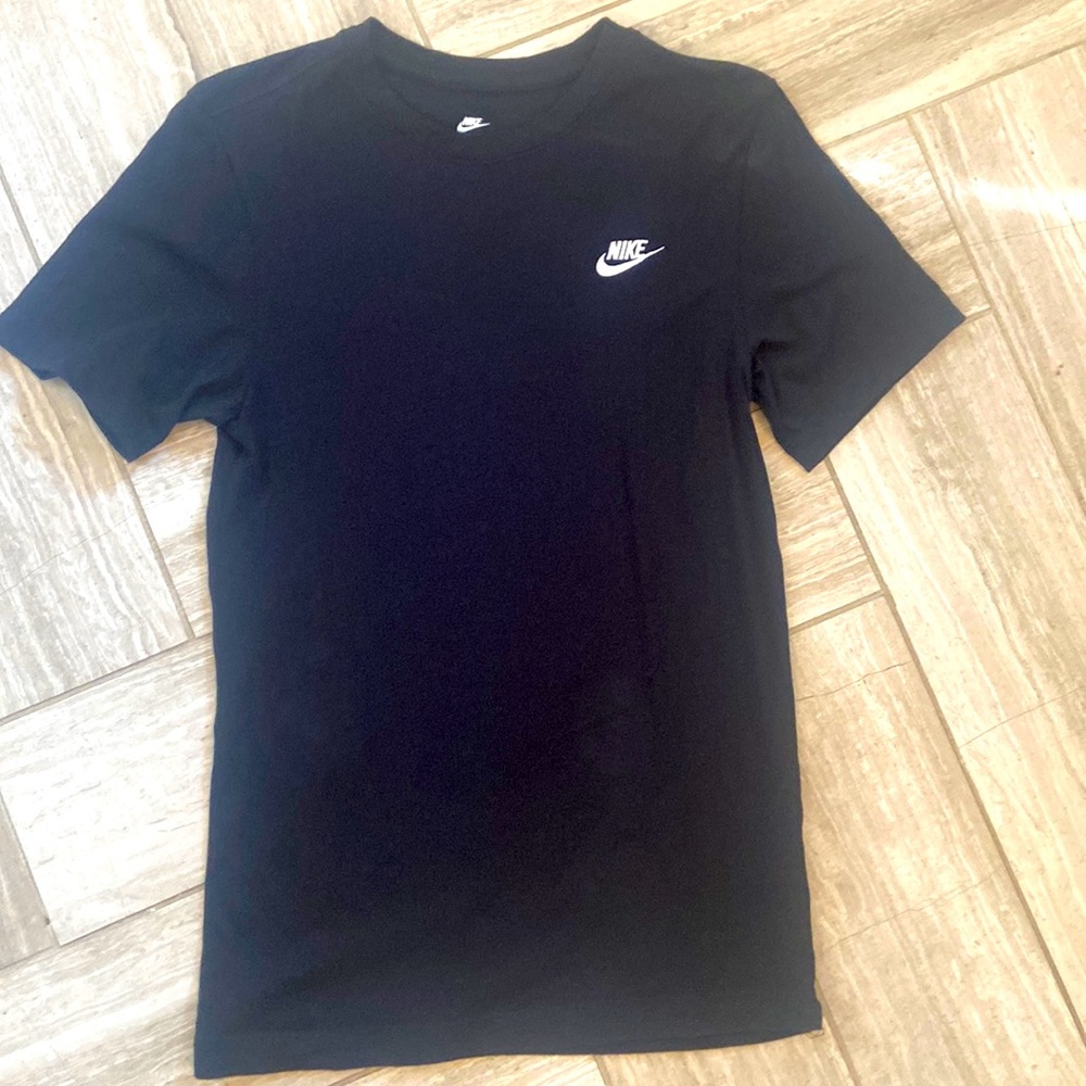 Nike Men’s XS black tee with swoosh